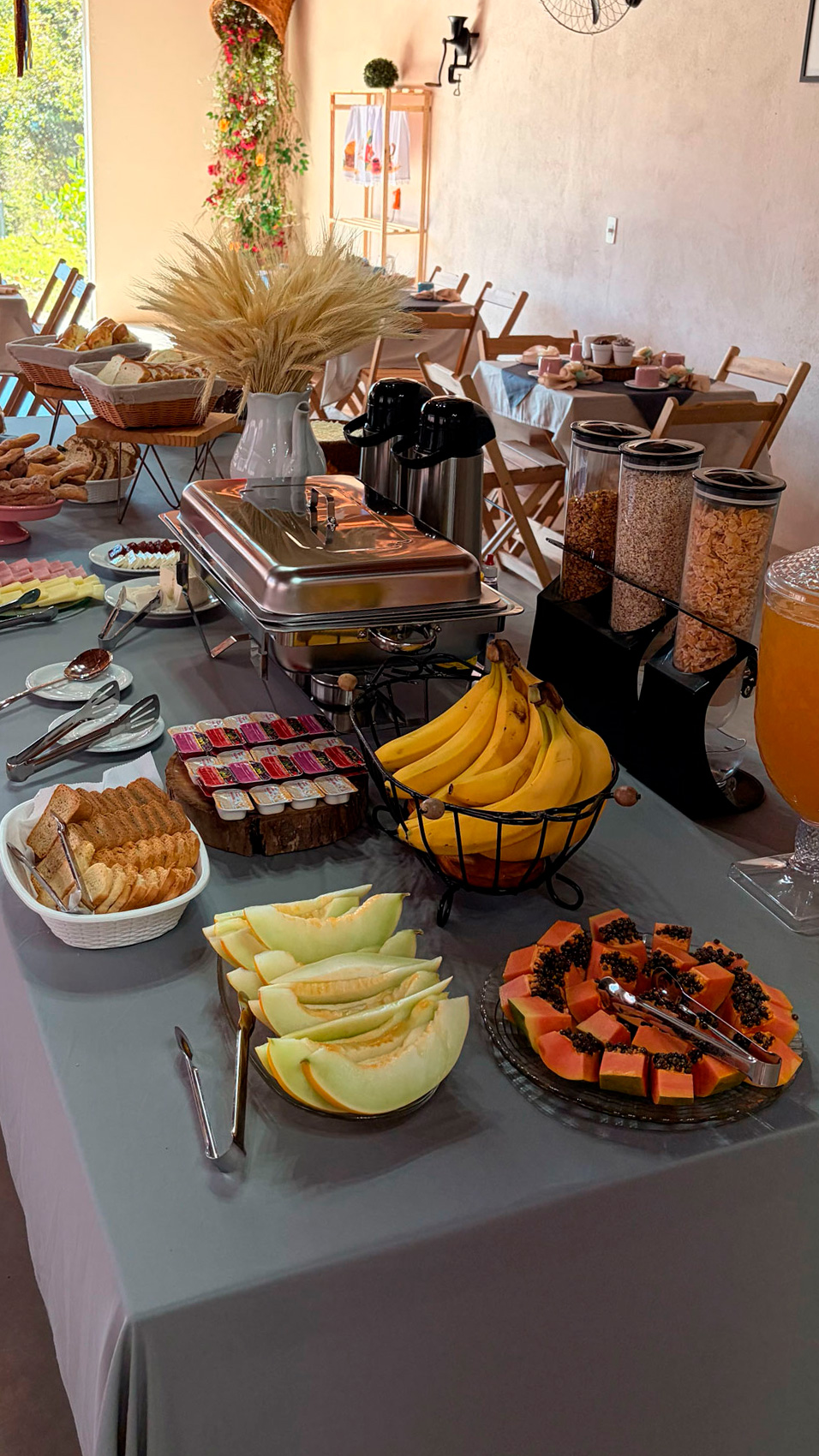 Buffet de café da manhã completo com pães, bolos, frutas e sucos