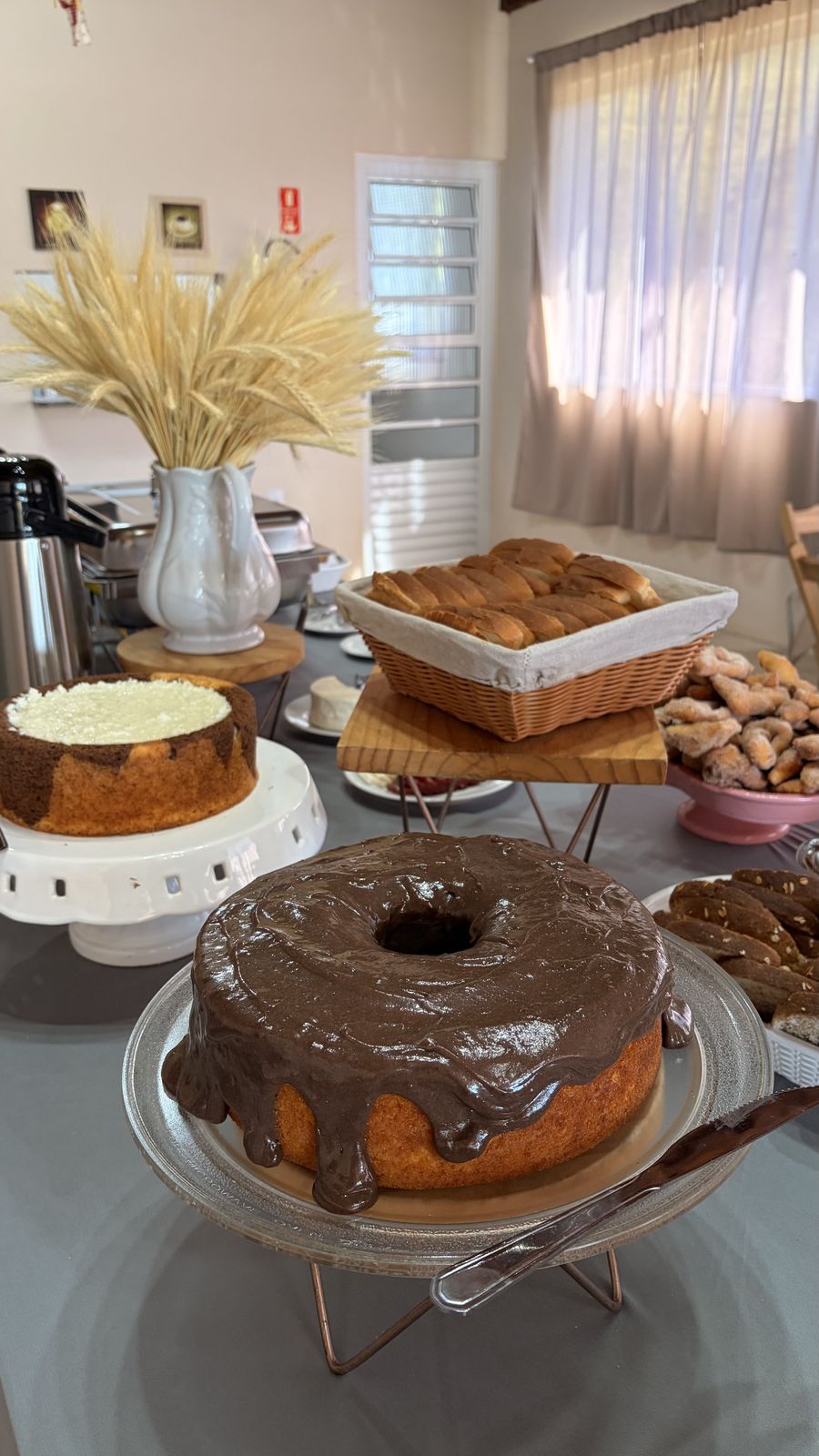Mesa de café da manhã com bolos caseiros
