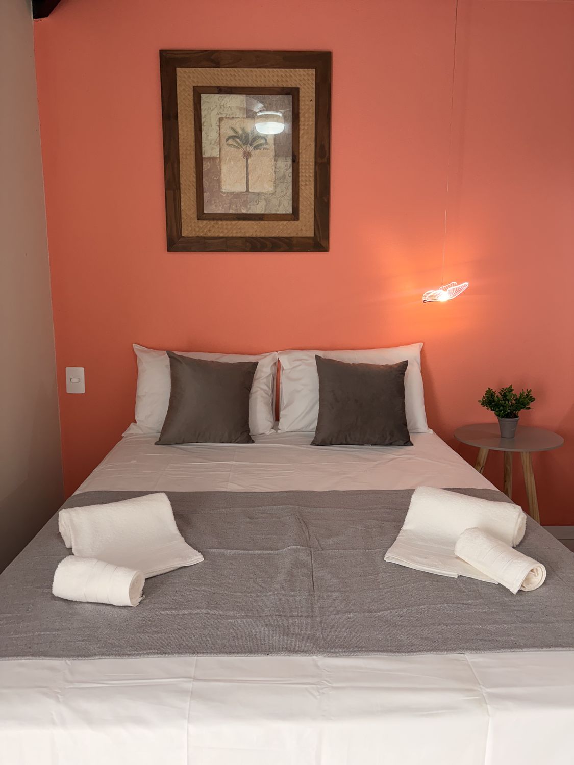 Chalé casal da Pousada Vale do Arco Íris com cama de casal