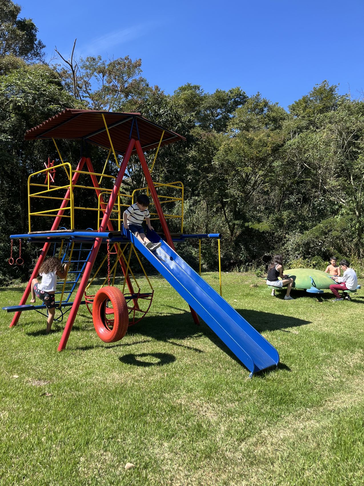 Playground colorido com crianças brincando